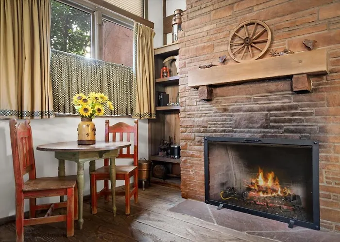 Adobe Village Villa- Lonesome Dove Apartment *